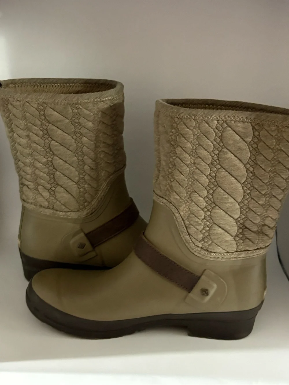 Chic Sperry Olive Colored Quilted Shaft Rain Boots with Buckle Strap Size 8